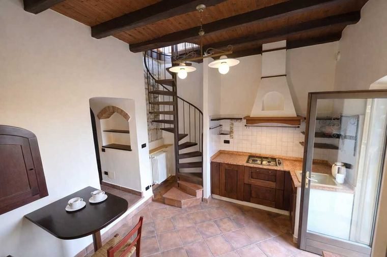 Berbenno apartment — kitchen with spiral staircase