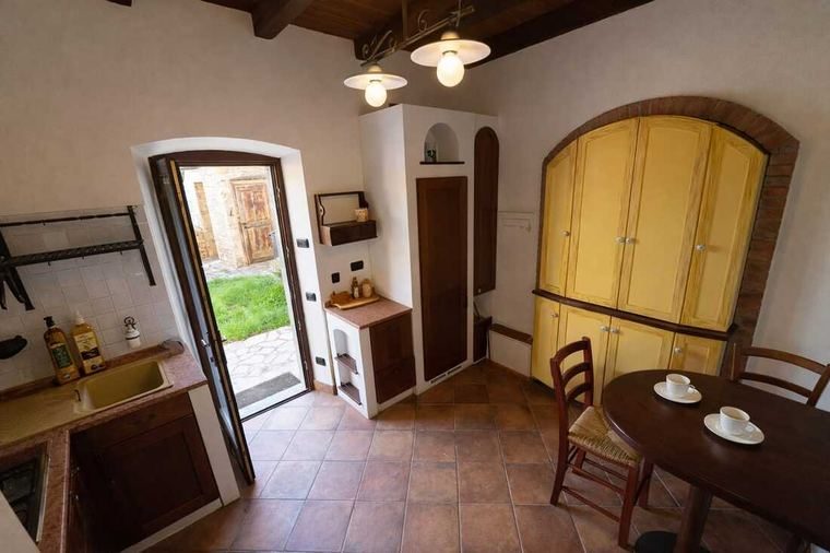Berbenno apartment — dining kitchen