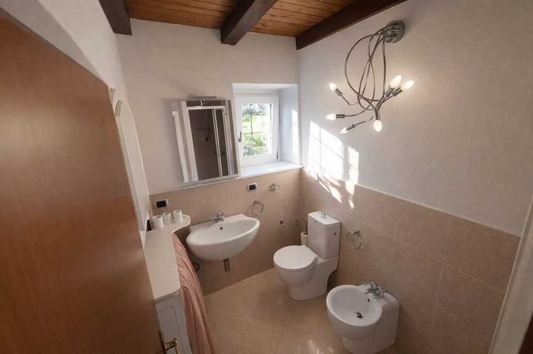 Berbenno apartment — bathroom